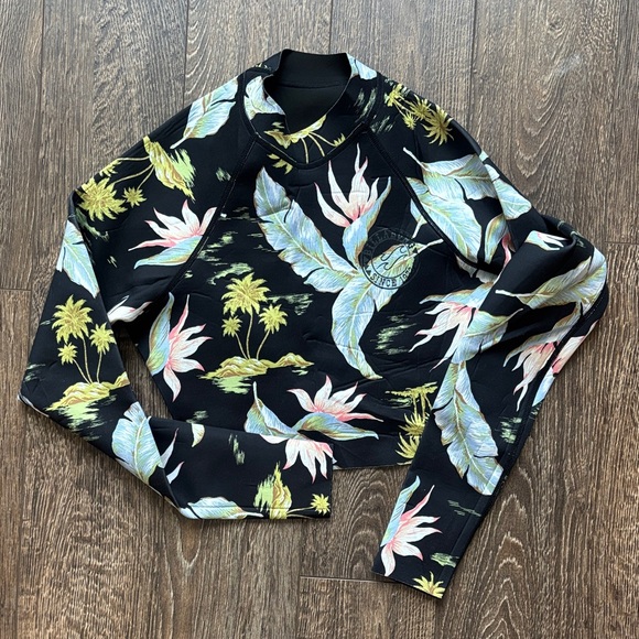 Billabong Other - Billabong Black Floral Surf Crop Rash Guard